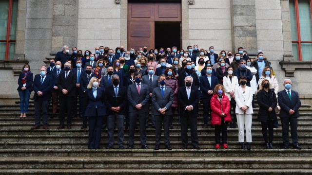 Concentración e minuto de silencio no Parlamento de Galicia en memoria das vítimas da guerra e como sinal de repulsa contra a invasión de Ucraína